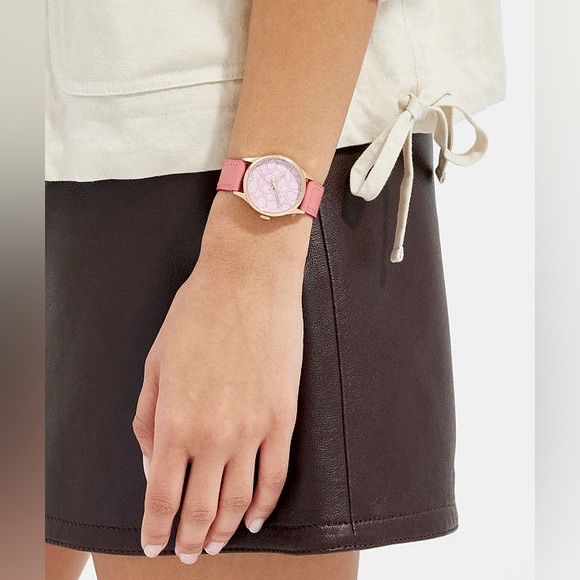 NEW IN BOX COACH 32mm RUBY WATCH WITH SIGNATURE FACE - Picture 4 of 16